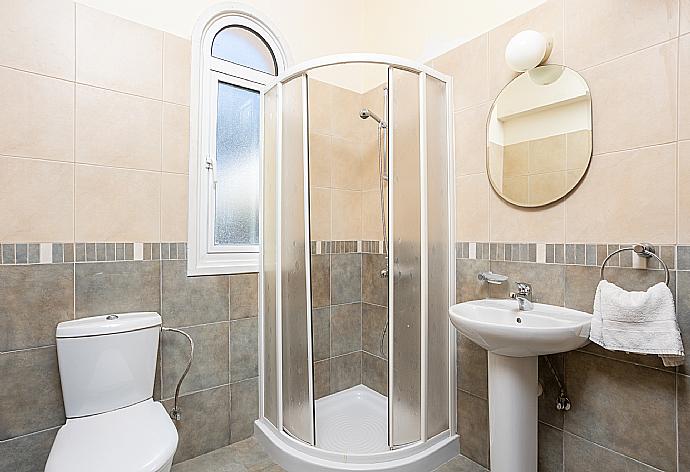 Family bathroom with shower . - Villa Koula . (Photo Gallery) }}
