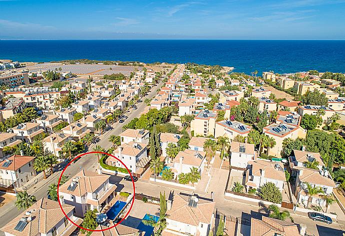 Aerial view showing location of Villa Petra . - Villa Petra . (Fotogalerie) }}