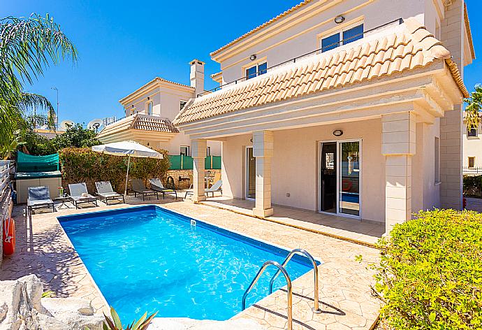 Play VILLA CLAUDIA Video