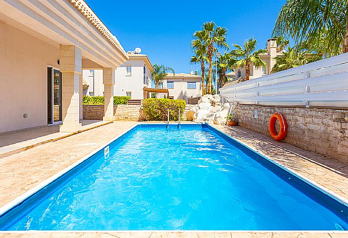 Private pool and terrace . - Villa Petra . (Fotogalerie) }}