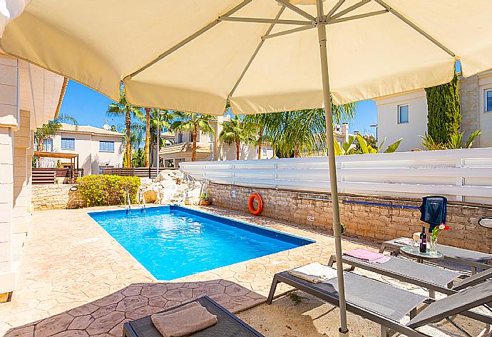 Private pool and terrace . - Villa Petra . (Fotogalerie) }}