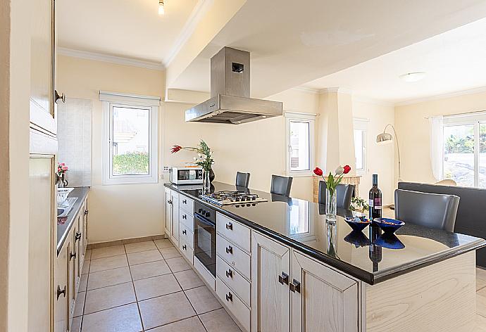 Equipped kitchen . - Villa Petra . (Fotogalerie) }}