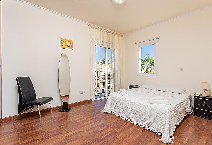 Double bedroom with en suite bathroom and A/C . - Villa Petra . (Photo Gallery) }}