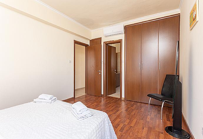 Double bedroom with en suite bathroom and A/C . - Villa Petra . (Galleria fotografica) }}