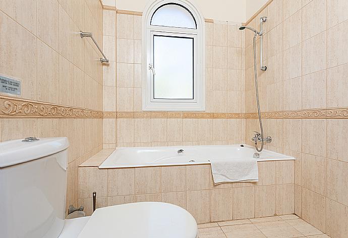 En suite bathroom with bath and shower . - Villa Petra . (Photo Gallery) }}