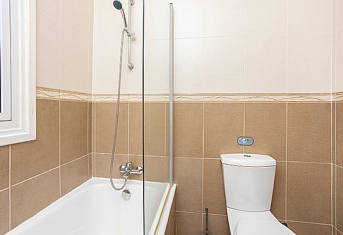 Family bathroom with bath and shower . - Villa Petra . (Fotogalerie) }}