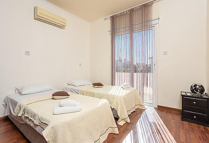 Twin bedroom with A/C . - Villa Petra . (Photo Gallery) }}