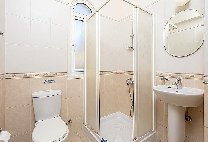Family bathroom with shower . - Villa Petra . (Galleria fotografica) }}
