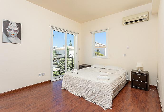 Double bedroom with en suite bathroom and A/C . - Villa Chryso . (Галерея фотографий) }}