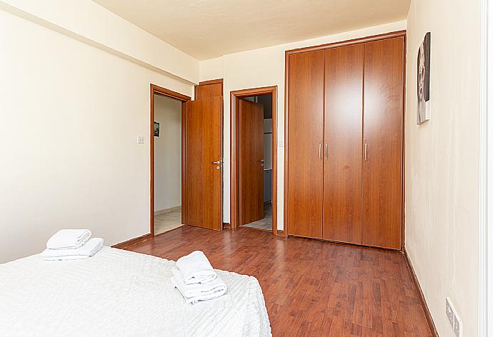 Double bedroom with en suite bathroom and A/C . - Villa Chryso . (Galería de imágenes) }}