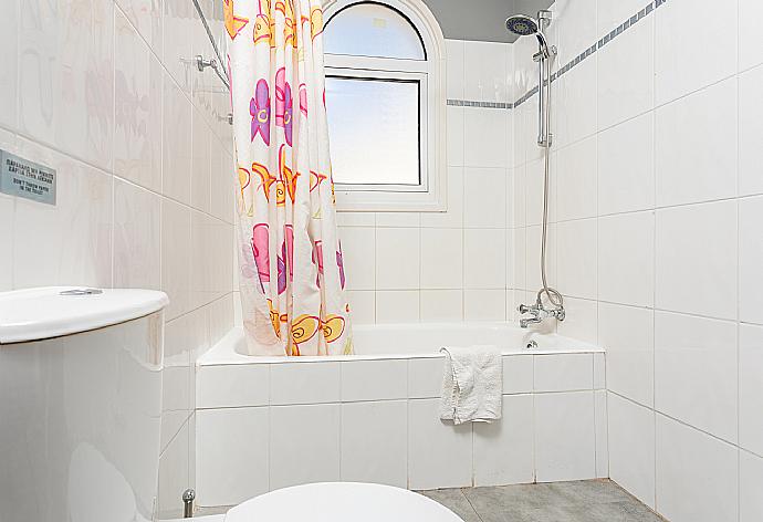 En suite bathroom with bath and shower . - Villa Chryso . (Photo Gallery) }}