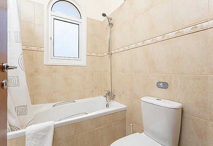 Family bathroom with bath and shower . - Villa Chryso . (Fotogalerie) }}