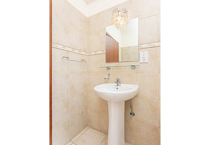 Family bathroom with bath and shower . - Villa Chryso . (Galerie de photos) }}