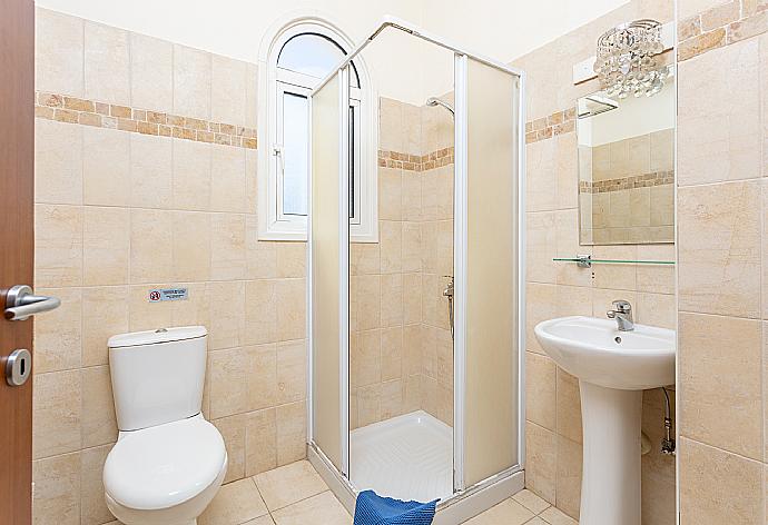 Family bathroom with shower . - Villa Chryso . (Galerie de photos) }}