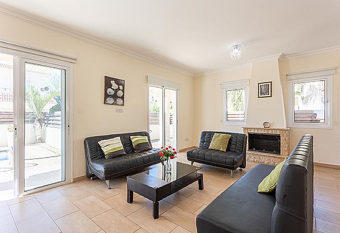 Open-plan living room with sofas, dining area, kitchen, ornamental fireplace, A/C, WiFi internet, satellite TV, and terrace access . - Villa Miranda . (Galleria fotografica) }}