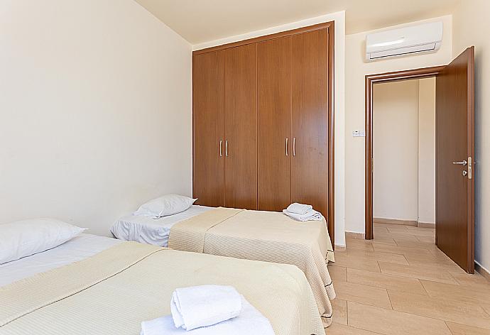 Twin bedroom with A/C . - Villa Miranda . (Fotogalerie) }}