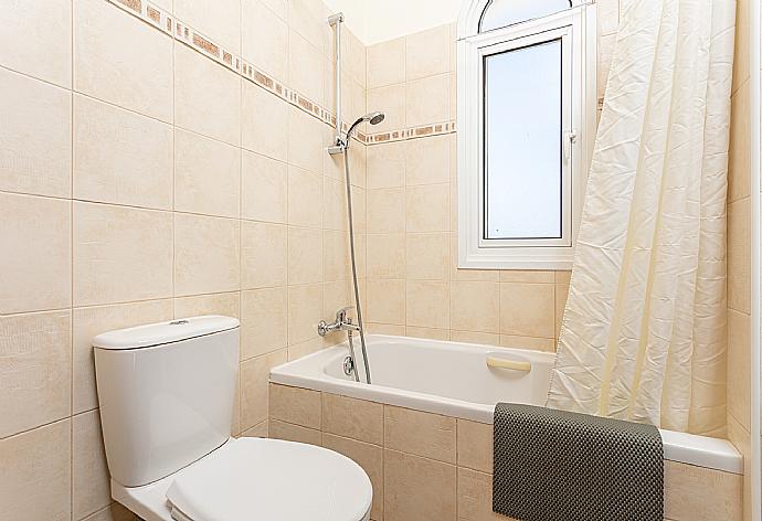 Family bathroom with bath and shower . - Villa Miranda . (Fotogalerie) }}