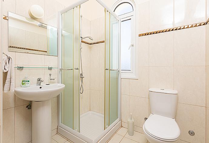 Family bathroom with shower . - Villa Miranda . (Photo Gallery) }}