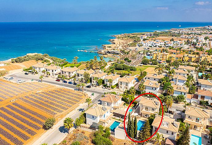 Aerial view showing location of Villa Nikol . - Villa Nikol . (Galerie de photos) }}