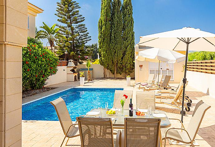 Terrace area . - Villa Clara . (Photo Gallery) }}
