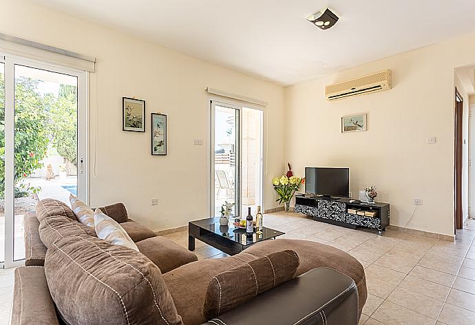Open-plan living room with sofa, dining area, kitchen, ornamental fireplace, A/C, WiFi internet, and satellite TV . - Villa Clara . (Photo Gallery) }}