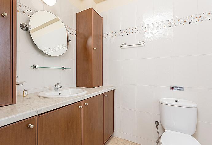 En suite bathroom with bath and shower . - Villa Clara . (Photo Gallery) }}