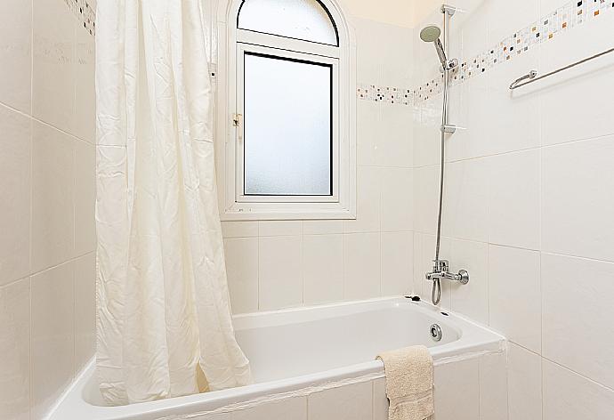 En suite bathroom with bath and shower . - Villa Clara . (Photo Gallery) }}