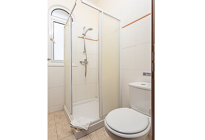 Family bathroom with shower . - Villa Nikol . (Galleria fotografica) }}