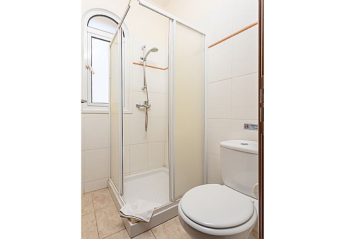Family bathroom with shower . - Villa Clara . (Photo Gallery) }}