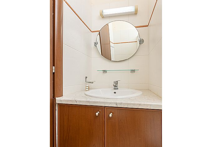 Family bathroom with shower . - Villa Nikol . (Galleria fotografica) }}