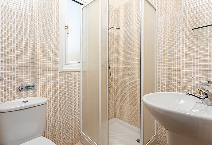 Family bathroom with shower . - Villa Nikol . (Photo Gallery) }}