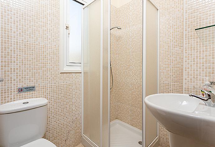 Family bathroom with shower . - Villa Nikol . (Galleria fotografica) }}