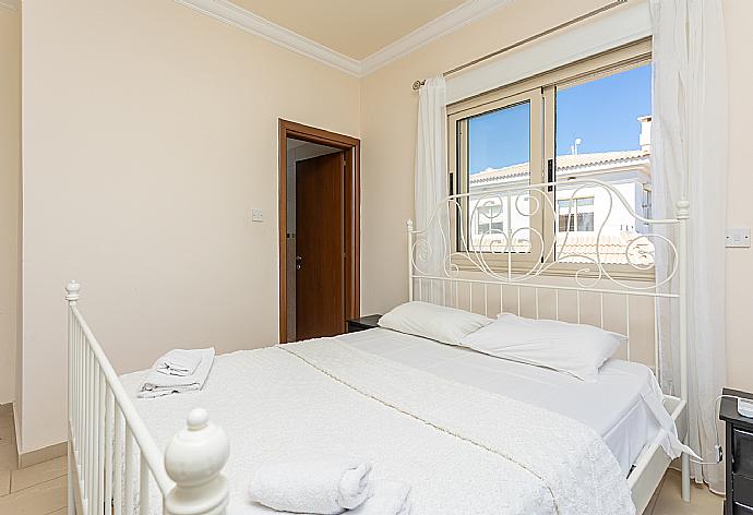 Double bedroom with en suite bathroom, sofa, A/C, and balcony access with sea views . - Villa Andree . (Fotogalerie) }}