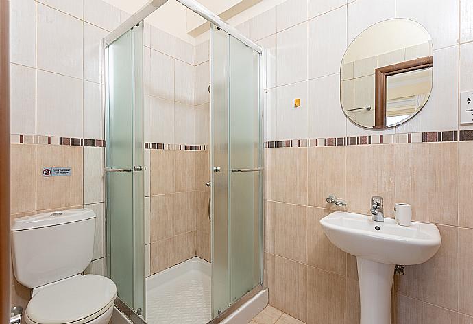 En suite bathroom with shower . - Villa Meli . (Photo Gallery) }}
