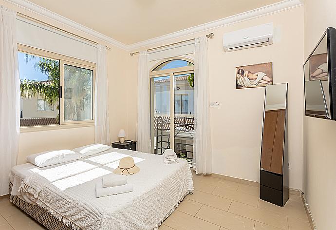 Double bedroom with A/C and TV . - Villa Andree . (Photo Gallery) }}