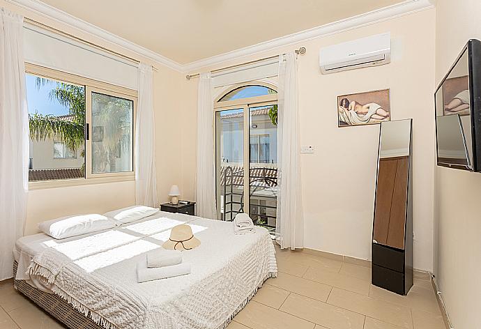 Double bedroom with A/C and TV . - Villa Andree . (Galería de imágenes) }}