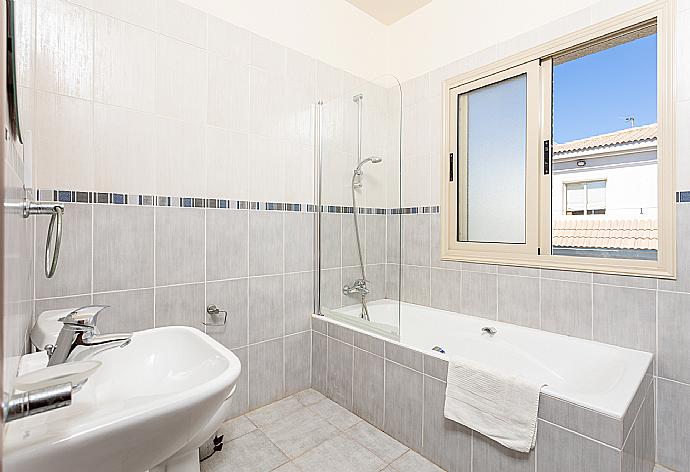 Family bathroom with bath and shower . - Villa Andree . (Fotogalerie) }}