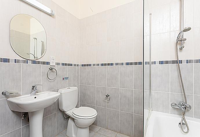 Family bathroom with bath and shower . - Villa Meli . (Photo Gallery) }}