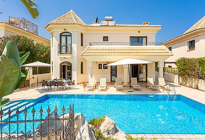 Beautiful villa with private pool, jacuzzi, terrace, and garden with sea views . - Villa Brigitte . (Galleria fotografica) }}