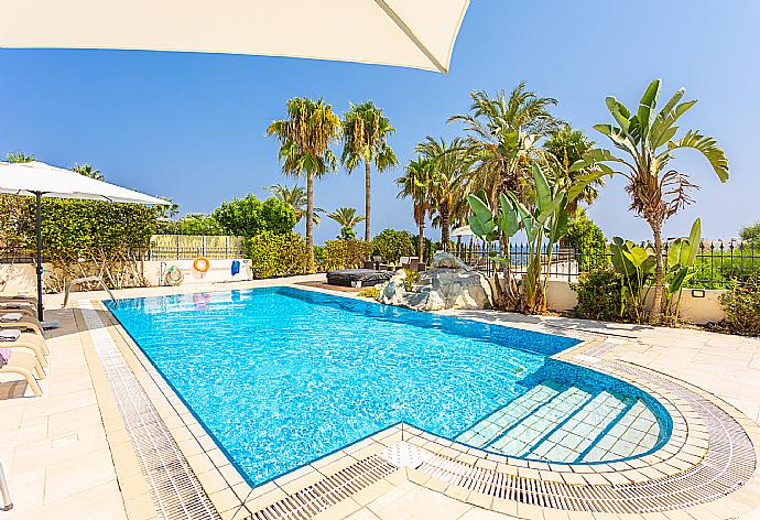 Private pool, jacuzzi, terrace, and garden with sea views . - Villa Brigitte . (Galerie de photos) }}