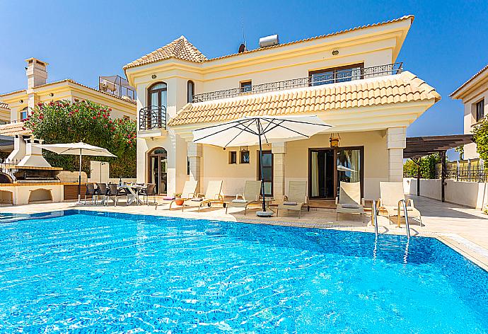 Beautiful villa with private pool, jacuzzi, terrace, and garden with sea views . - Villa Brigitte . (Галерея фотографий) }}