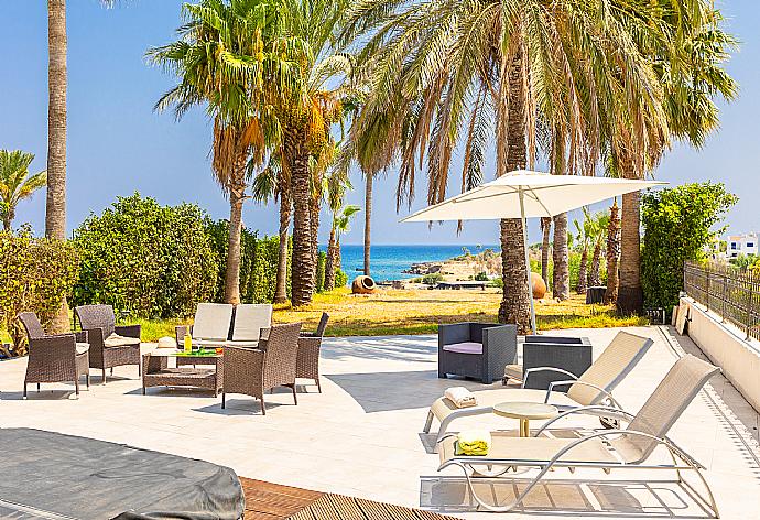 Terrace area with sea views . - Villa Brigitte . (Galerie de photos) }}