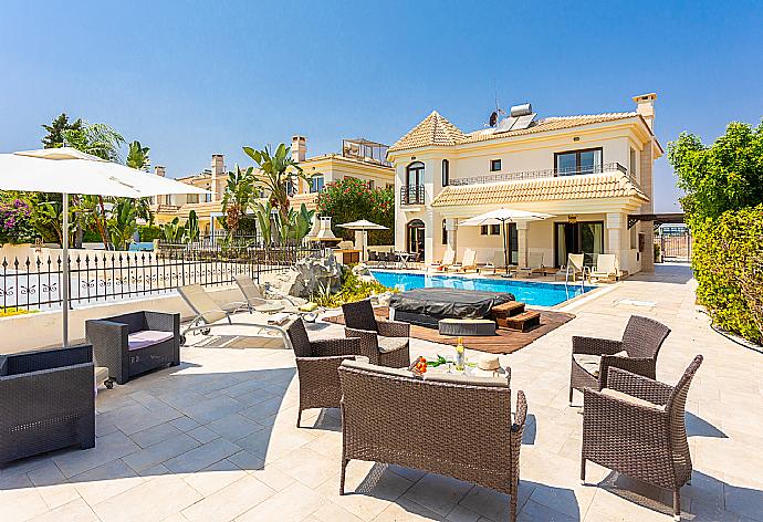 Beautiful villa with private pool, jacuzzi, terrace, and garden with sea views . - Villa Brigitte . (Fotogalerie) }}