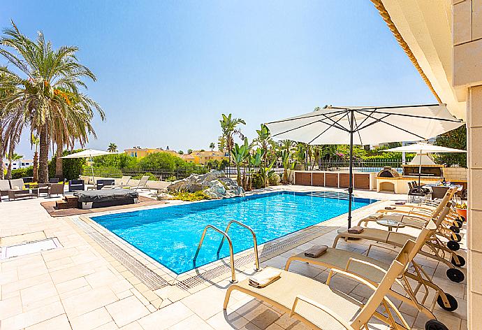 Private pool, jacuzzi, terrace, and garden with sea views . - Villa Brigitte . (Galería de imágenes) }}