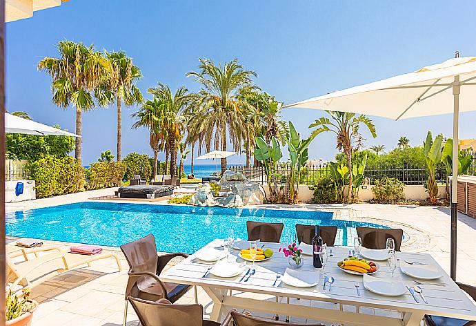 Private pool, jacuzzi, terrace, and garden with sea views . - Villa Brigitte . (Галерея фотографий) }}