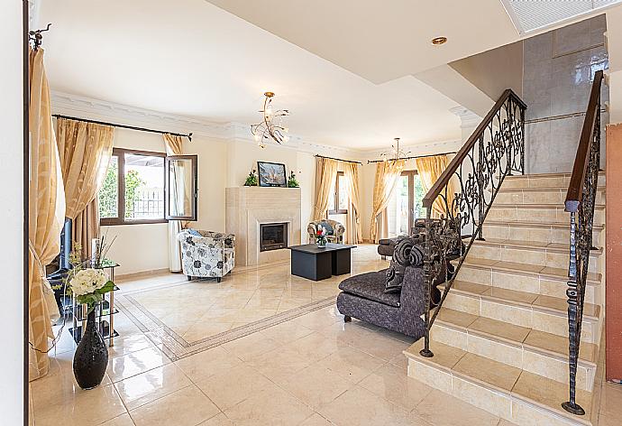 Open-plan living room with sofas, dining area, kitchen, ornamental fireplace, A/C, WiFi internet, and satellite TV . - Villa Brigitte . (Fotogalerie) }}