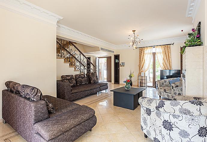 Open-plan living room with sofas, dining area, kitchen, ornamental fireplace, A/C, WiFi internet, and satellite TV . - Villa Brigitte . (Fotogalerie) }}