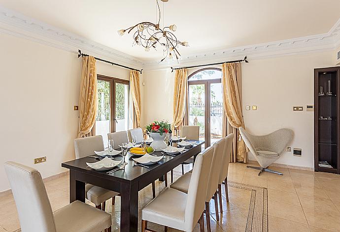 Open-plan living room with sofas, dining area, kitchen, ornamental fireplace, A/C, WiFi internet, and satellite TV . - Villa Brigitte . (Fotogalerie) }}