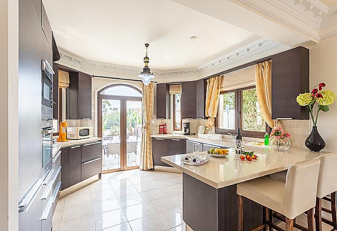 Equipped kitchen . - Villa Brigitte . (Galerie de photos) }}