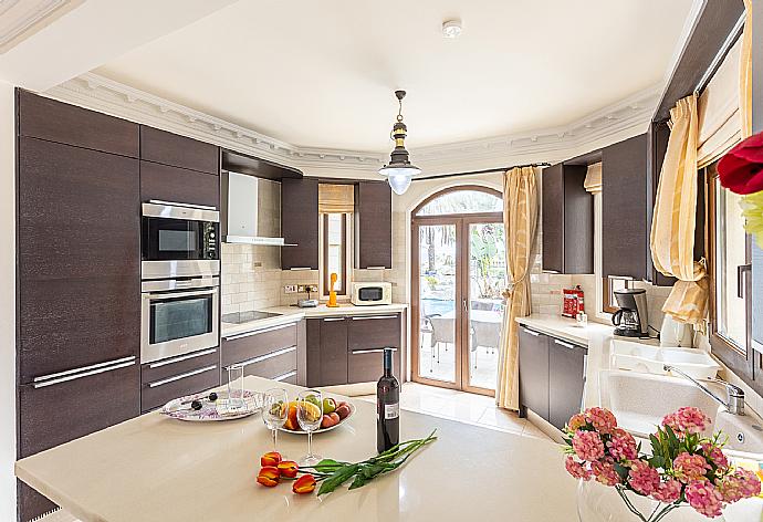 Equipped kitchen . - Villa Brigitte . (Galerie de photos) }}